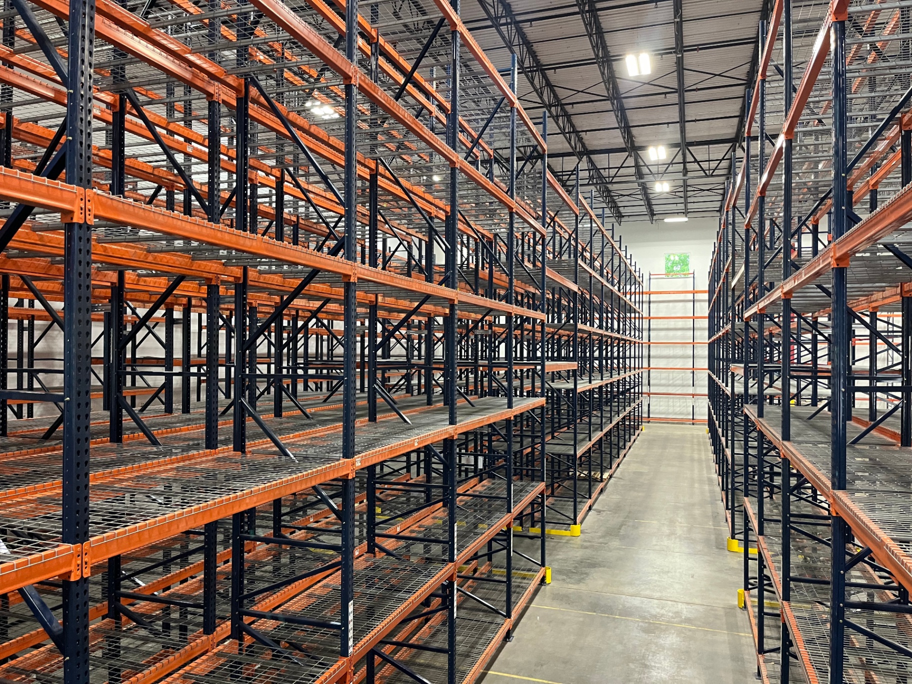 Double deep pallet racking system with orange beams