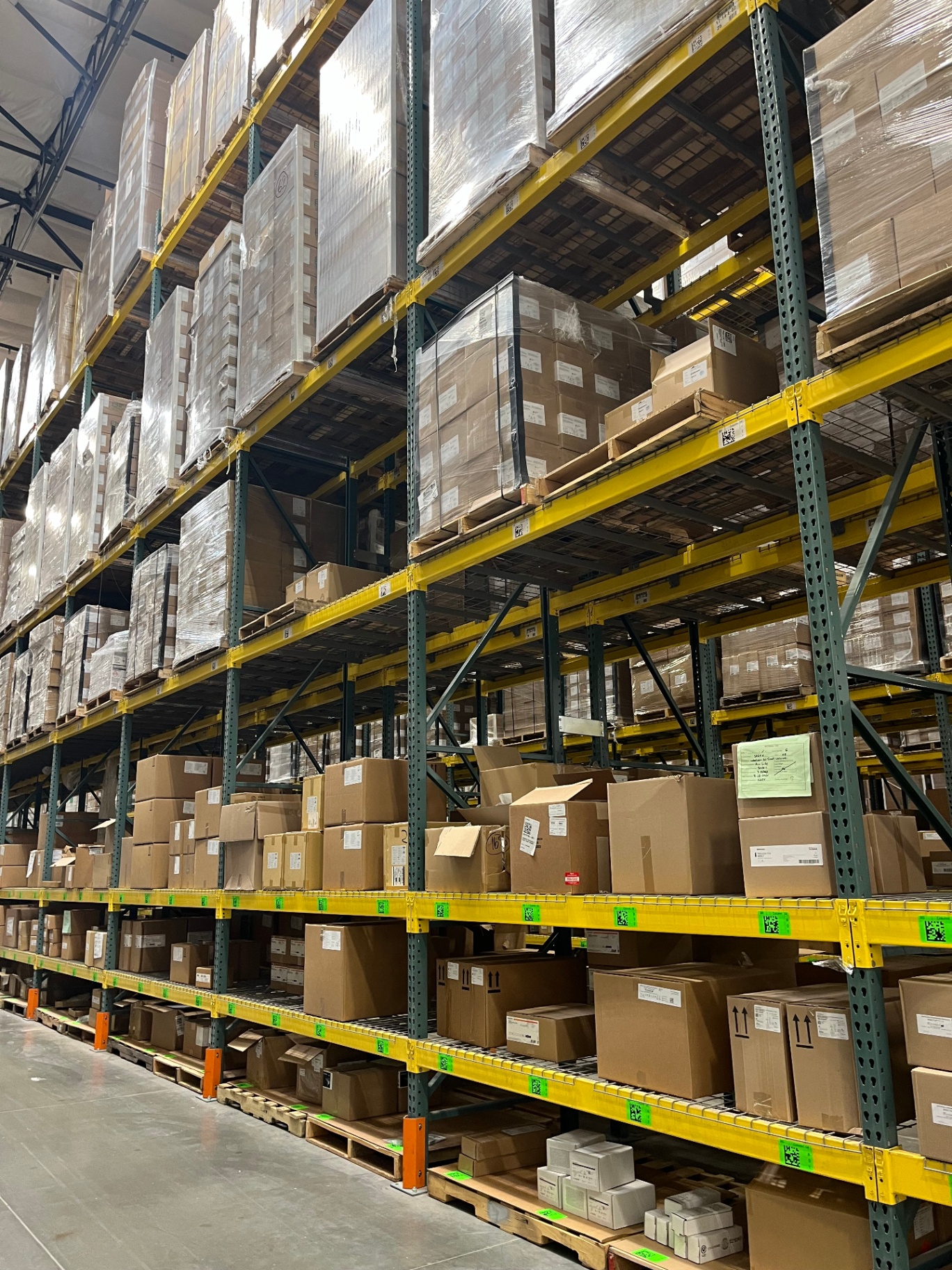 Selective pallet racking system with yellow beams